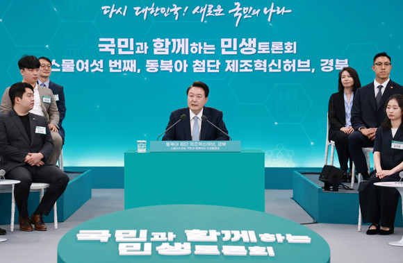 윤 대통령은 구미 반도체 특화단지와 반도체 소재부품의 생산 거점화를 약속했다. ⓒ 연합뉴스