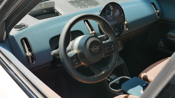 뉴 MINI 컨트리맨의 내부 공간은 필수적인 요소만을 남긴 채 간결하고 세련된 모습으로 진화했다. = 노병우 기자