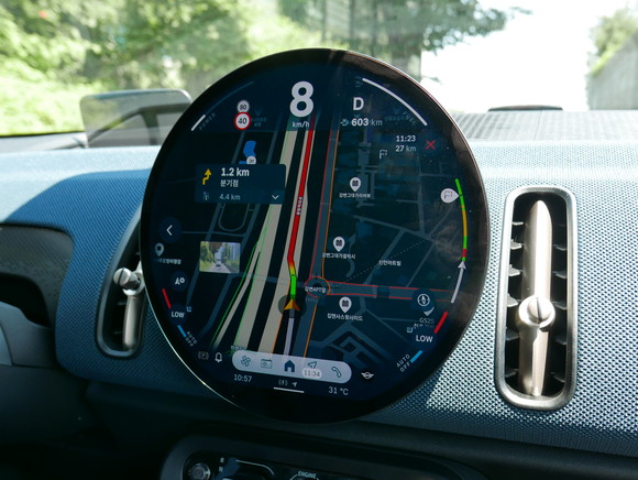 뉴 MINI 컨트리맨의 내부 공간의 가장 큰 특징은 대시보드 중앙에 자리 잡은 원형 OLED 디스플레이다. = 노병우 기자