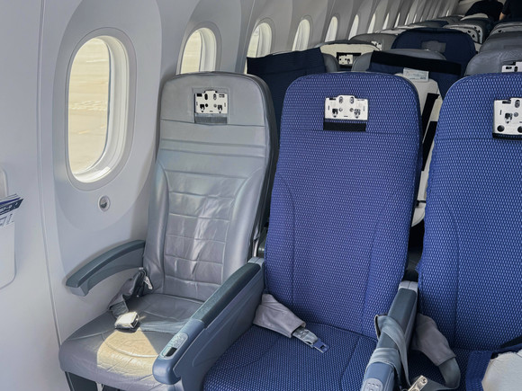 에어프레미아가 시트커버와 헤드레스트도 브랜드 색상의 새로운 제품으로 모두 교체해 쾌적한 환경을 만들었다. ⓒ 에어프레미아