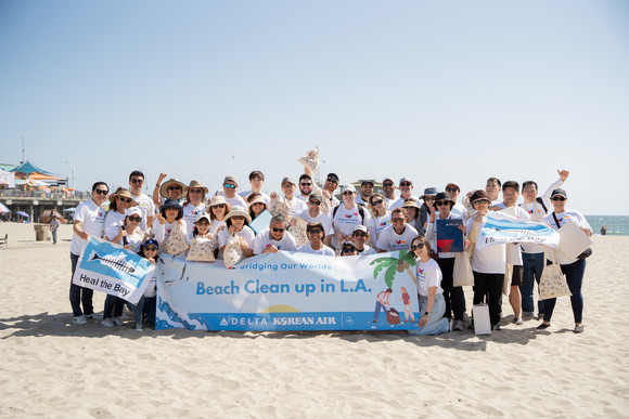 대한항공과 델타항공이 미국 캘리포니아 주 로스앤젤레스에서 환경 정화 봉사활동을 실시했다. ⓒ 대한항공