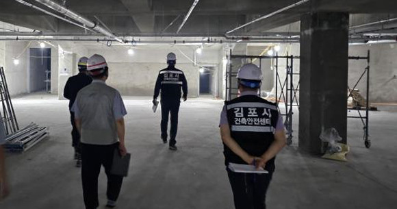 김포시가 지난 14일 안전사고 예방을 위해 통진읍의 한 건축 공사장을 방문해 안전점검을 하고 있다. ⓒ 김포시