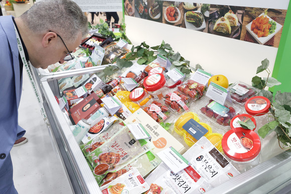 지난 4월 열린 K-Food+ 바이어초청 수출상담회 BKF 2024에서 바이어 등이 식품 전시를 둘러보고 있는 모습. ⓒ 연합뉴스