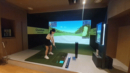 퀀텀Q는 가변 스윙플레이트로 언듈레이션이 섬세하게 표현돼 실제 필드에서 라운드를 하는 느낌을 준다. = 김경태 기자