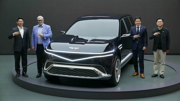 아시아 최초로 공개된 제네시스 초대형 전동화 SUV '네오룬' 콘셉트와 관계자들이 기념사진을 촬영하고 있다. = 노병우 기자