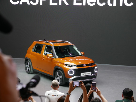 캐스퍼 일렉트릭은 기존 캐스퍼 대비 230㎜ 길어진 전장과 15㎜ 넓어진 전폭을 자랑한다. = 노병우 기자