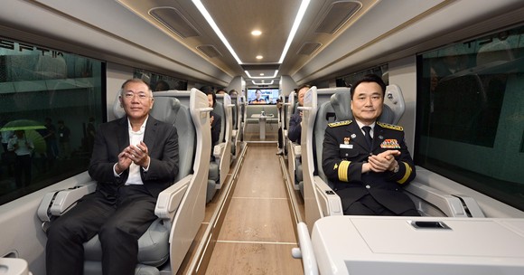 정의선 현대차그룹 회장(사진 왼쪽), 남화영 소방청장(사진 오른쪽) 등 행사 참석자들이 소방관 회복지원 수소전기버스 내부를 체험하고 있다. ⓒ 현대자동차그룹