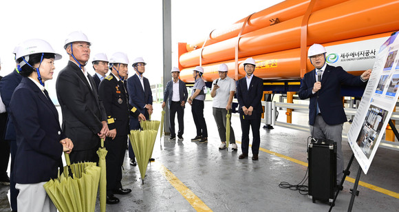 정의선 현대차그룹 회장(사진 왼쪽 두번째) 등 행사 참석자들이 수소 수전해 실증 시설 현황에 대해 설명을 듣고 있다. ⓒ 현대자동차그룹