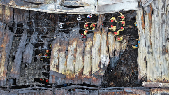 리튬전지 공장 화재 현장에서 경찰과 소방, 국립과학수사연구원 등 관계자들이 현장수색을 하고 있다. ⓒ 연합뉴스