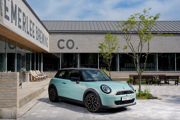 뉴 MINI 쿠퍼 S는 지난 2014년 이후 10년 만에 선보이는 4세대 완전변경 모델이다. ⓒ MINI 코리아