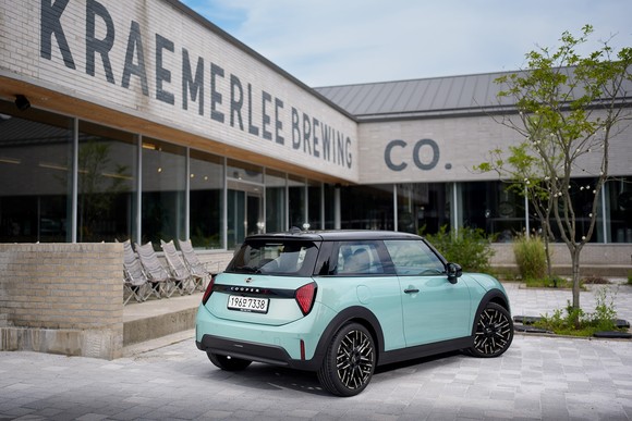 뉴 MINI 쿠퍼 S는 리어라이트 사이를 가로지르는 블랙 핸들 스트립을 새롭게 적용하여 더욱 스타일리시한 뒷모습을 완성한다. ⓒ MINI 코리아