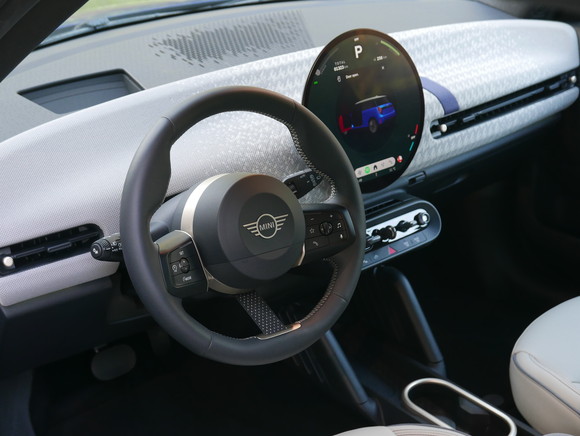 실내는 필수적인 요소만을 남긴 채 미니멀한 감각을 극대화했다. = 노병우 기자