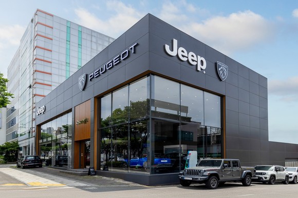 광주 지프·푸조 통합 전시장 전경. ⓒ 스텔란티스 코리아