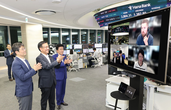 외환시장 마감시간이 연장된 지난 1일 하나은행 본점 외환 거래실. ⓒ 한국은행