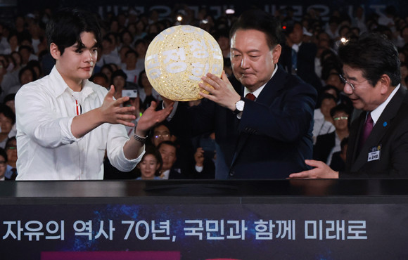 윤 대통령은 이날 '한국주니어자유연맹 발대식 및 비전선포 퍼포먼스'에서 주니어자유연맹의 출범을 축하하고 회원들을 격려했다. ⓒ 연합뉴스