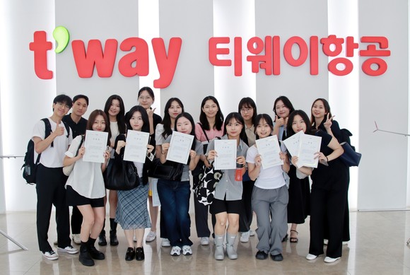 티웨이항공 훈련센터에서 열린 산학협력 프로젝트 수료식에 참석한 성균관대학교 실전 마케팅학회 'SCAN' 학생들이 기념사진을 촬영 중이다. ⓒ 티웨이항공