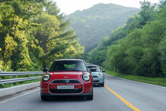 MINI 고유의 감성에 현대적인 감각을 결합한 뉴 MINI 쿠퍼 S 3-도어. ⓒ MINI 코리아