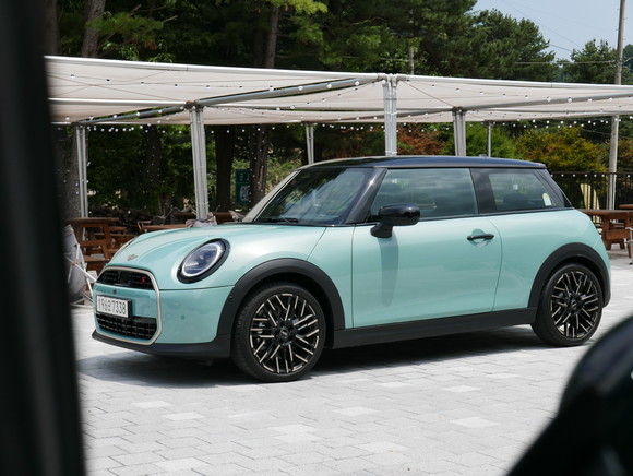 뉴 MINI 쿠퍼 S 3-도어는 미니멀리즘을 반영해 가장 MINI다우면서도 새로운 매력이 돋보이는 디자인을 완성했다. = 노병우 기자