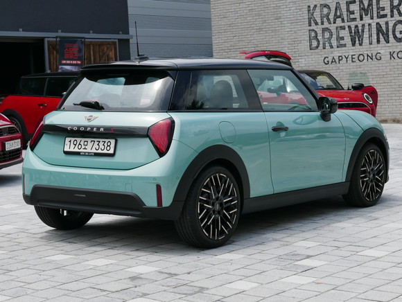 후면은 리어라이트 사이를 가로지르는 블랙 핸들 스트립을 새롭게 적용해 더욱 스타일리시한 모습을 완성한다. = 노병우 기자