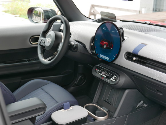 뉴 MINI 쿠퍼 S 3-도어 실내는 필수적인 요소만을 남긴 채 미니멀한 감각을 극대화했다. = 노병우 기자