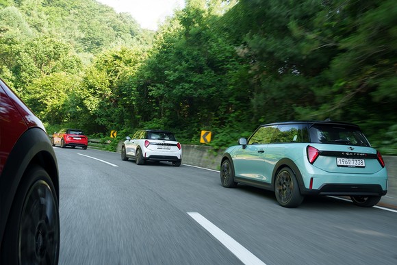 뉴 MINI 쿠퍼 S 3-도어는 안전하고 즐거운 주행을 지원하는 첨단 운전자 보조 사양 역시 한층 강화됐다. ⓒ MINI 코리아