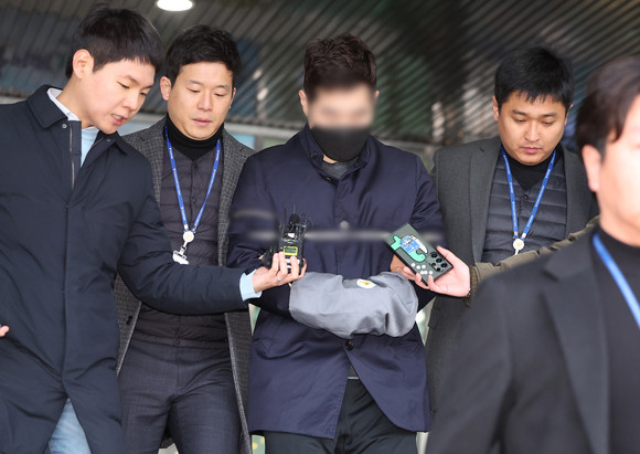 김상철 한글과컴퓨터 회장 아들 김모 씨가 지난해 수원남부경찰서에서 검찰로 송치되고 있는 모습. ⓒ 연합뉴스