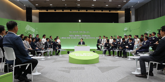 윤 대통령은 전북을 국가식품클러스터 2단계와 스마트팜 확충 등 농생명산업 허브로 조성할 것이라고 했다. ⓒ 연합뉴스