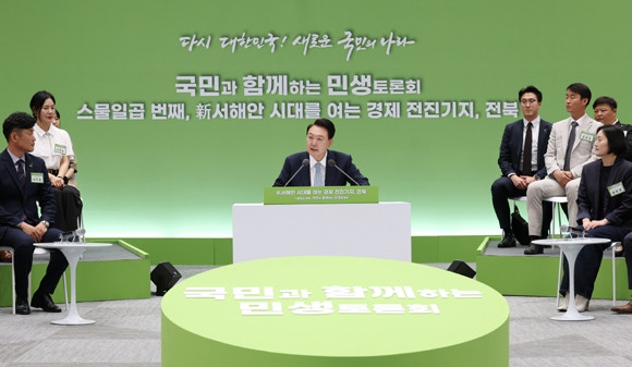 윤 대톨영은 전북의 완주 수소특화 국가산단과 바이오 R&D 특구 활성화 등 첨단산업의 거점으로 만들 것이라고 했다. ⓒ 연합뉴스