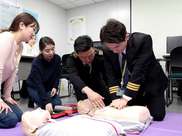 진에어는 전 직원을 대상으로 산업재해 비상대응 훈련 등을 통해 AED 사용법 및 심폐소생술 교육을 진행해오고 있다. ⓒ 진에어