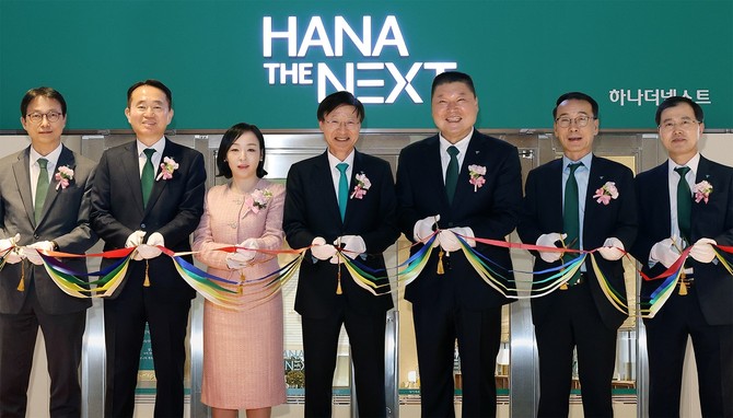 하나금융그룹은 지난 21일 그룹의 시니어 특화 브랜드 '하나 더 넥스트'를 출범하고, 시니어 세대의 성공적인 노후를 위한 특화 서비스를 시행한다고 밝혔다. 사진은 이승열 하나은행장(왼쪽에서 네 번째)과 '하나 더 넥스트'의 광고모델 방송인 강호동(왼쪽에서 다섯 번째)이 하나은행 임직원과 함께 '하나 더 넥스트 라운지 1호점'의 개점을 축하하는 테이프 커팅식을 진행하고 있다. ⓒ 하나금융그룹