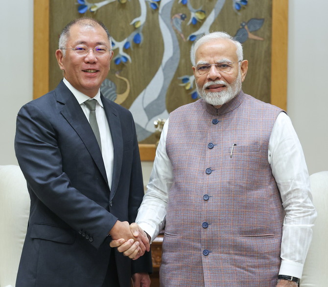 정의선 현대자동차그룹 회장(왼쪽)이 나렌드라 모디 인도 총리와 만나 인도 모빌리티 산업의 미래 발전과 인도-현대차그룹 간 다각적 협력 방안에 대해 의견을 나눴다. ⓒ 현대자동차그룹