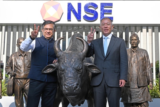 정의선 현대차그룹 회장(오른쪽)과 아쉬쉬 차우한 인도증권거래소(NSE) 최고운영자가 기념촬영을 하는 모습. ⓒ 현대자동차그룹