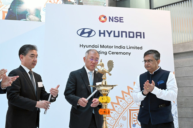 정의선 회장 등이 행사 시작을 의미하는 퍼포먼스로 램프 라이팅을 하고 있는 모습. ⓒ 현대자동차그룹