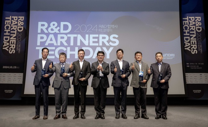 양희원 현대차·기아 R&D본부장과 우수 협력사 관계자들이 기념촬영을 하는 모습. ⓒ 현대자동차