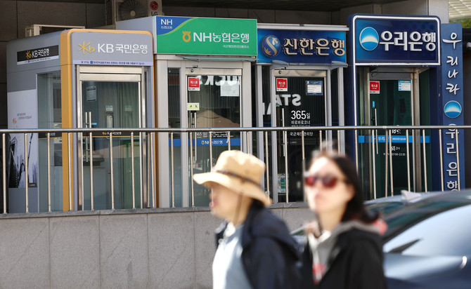 23일 금융권에 따르면 국내 주요 은행들이 예·적금 금리를 인하하기 시작했다. ⓒ 연합뉴스