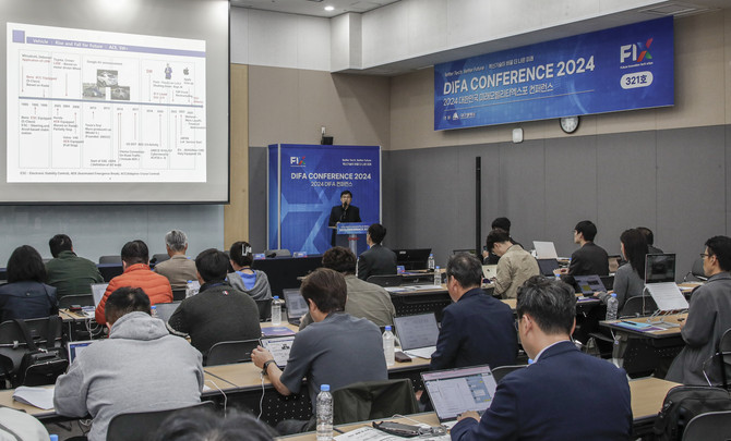 한국자동차기자협회 심포지엄에서 첫 번째 발제를 맡은 최종찬 국가기술표준원 국가표준코디네이터. ⓒ 한국자동차기자협회