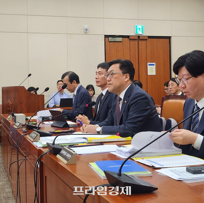 24일 서울 여의도 국회의사당에서 열린 정무위원회 국정감사에서 김병환 금융위원장(왼쪽)이 국회의원의 질의에 답변하고 있다. ⓒ 프라임경제