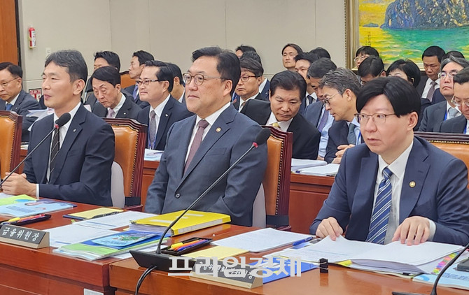 김병환 금융위원장(가운데)이 24일 오전 서울 여의도 국회에서 열린 정무위원회 종합 국정감사에서 의원 질의를 듣고 있다. ⓒ 프라임경제