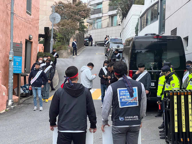 현대트랜시스 노조가 지난 주말에 이어 29일 아침에도 현수막과 피켓 등을 동원해 정의선 현대차그룹 회장의 한남동 자택 인근 주택가에서 시위를 벌이며 주민들에게 큰 불편을 끼쳤다. ⓒ 독자제공