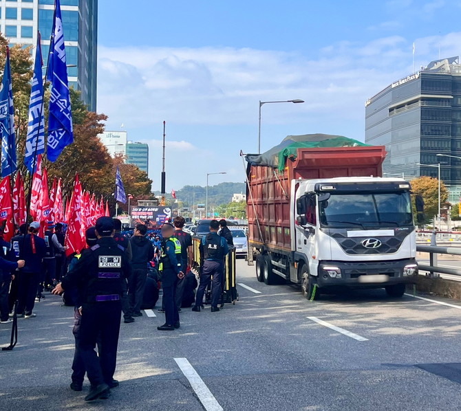 사진은 짐을 실은 대형 트럭이 남은 1개 차선으로 시위대 옆을 아슬아슬하게 지나가고 있는 모습이다. ⓒ 독자제공
