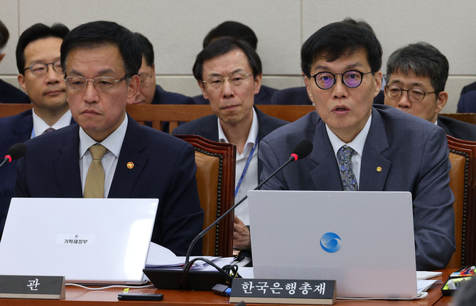 이창용 한국은행 총재(오른쪽)가 29일 국정감사에 출석해 의원 질의에 답변하고 있다.
