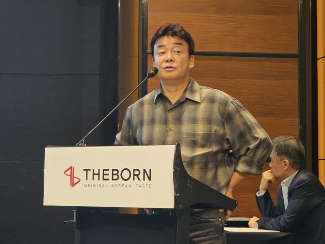 백종원 더본코리아 대표가 기자간담회에서 프레젠테이션을 진행 중인 모습. = 박기훈 기자