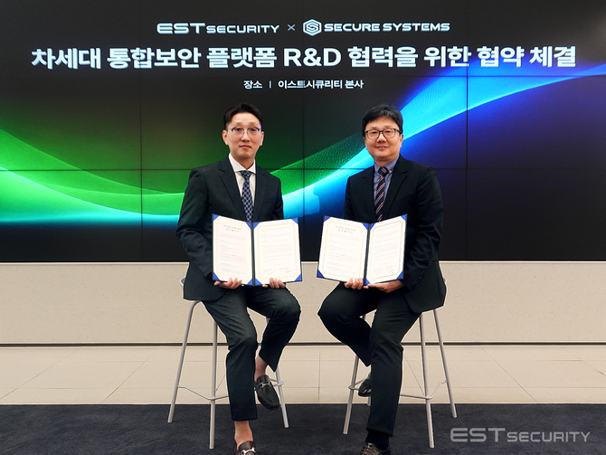 (좌측부터) 손동식 시큐어시스템즈 대표와 정진일 이스트시큐리티 대표가 협약식 후 사진을 찍고 있다. ⓒ 이스트시큐리티