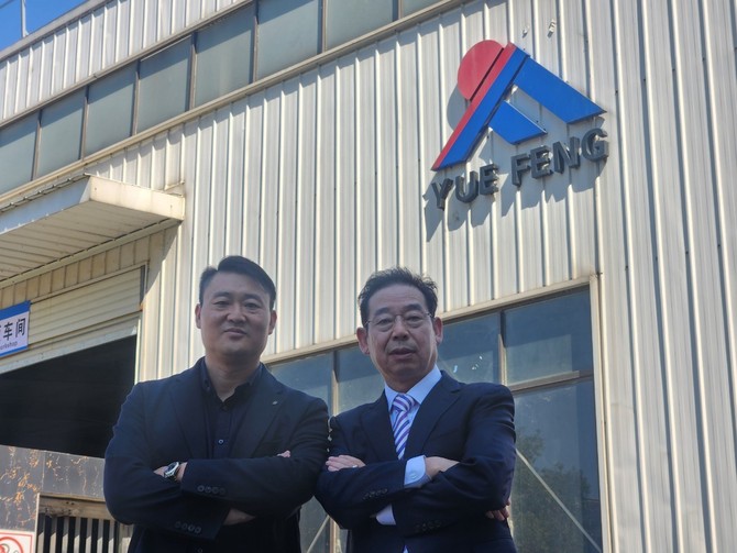 (좌측부터) 천양 핑장현위에펑운모신소재유한공사 총괄이사와 허위에룬 크리스탈신소재 총괄이사가 포즈를 취하고 있다. = 박기훈 기자