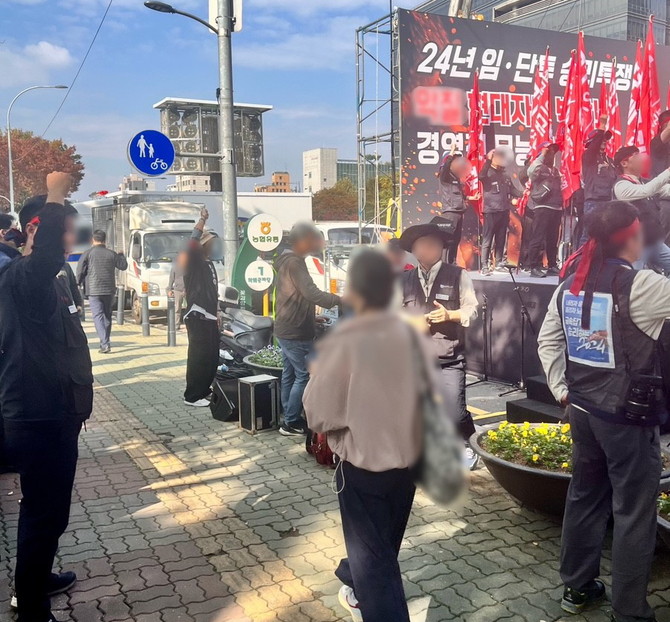 사진은 대형 무대와 초대형 스피커를 설치하고, 보행자를 위협할 수 있는 대형 깃발 등을 동원해 대대적인 집회를 진행하면서 시민들이 통행에 불편을 겪고 있는 모습이다. ⓒ 독자제공