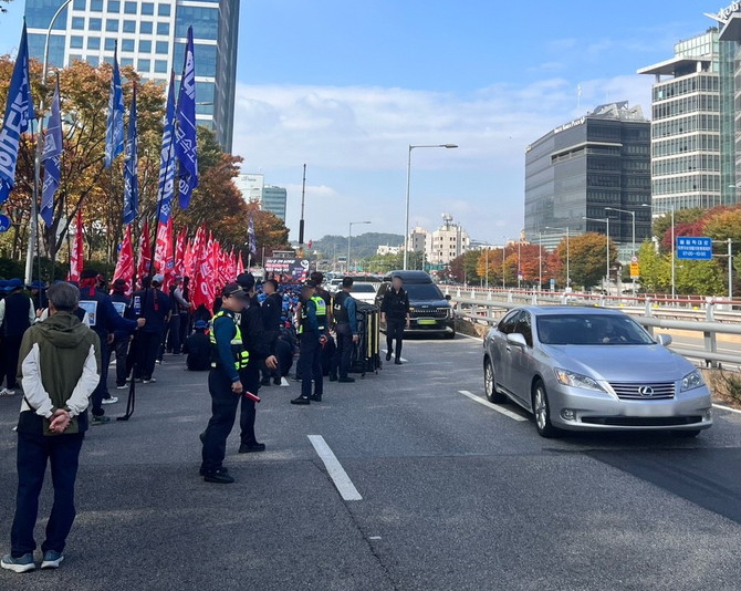 사진은 4개 차선 중 3개 차선을 막은 채 대규모 집회를 벌이면서 차량들이 남은 1개 차선으로 시위대 옆을 아슬아슬하게 지나가고 있는 모습이다. ⓒ 독자제공