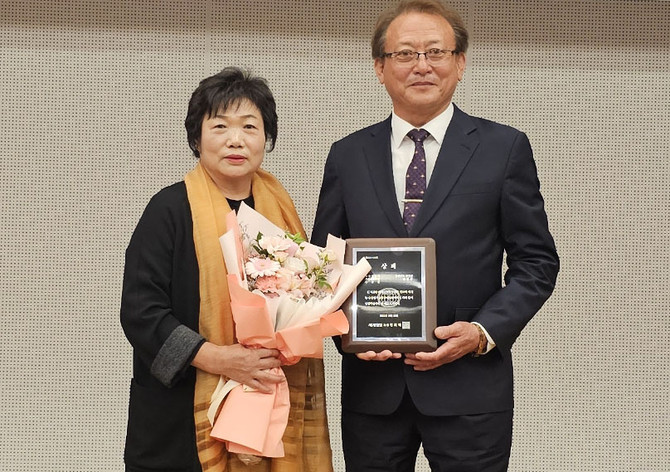 김진규 씨가 세계농수산업기술상 우수상을 수상하고 있다. ⓒ 산청군