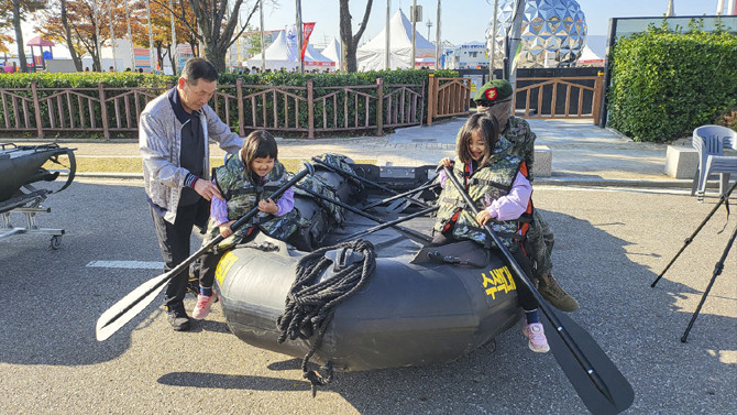 ‘김포시민과 해병대가 하나되는 소통의 장’을 주제로 한 이번 축제는 그동안 시민이 접하기 어려웠던 해병대 문화를 체험할 수 있게 해 인식의 장벽을 낮추고, 군과 관, 시민이 함께 소통하고 발전할 수 있는 장을 열었다는데 큰 의의가 있다. ⓒ 김포시