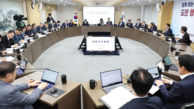 박완수 경남도지사가 사천공항 활성화 마련, 겨울철 대책, 투자유치 맞춤 전략을 강조하고 있다. ⓒ 경남도