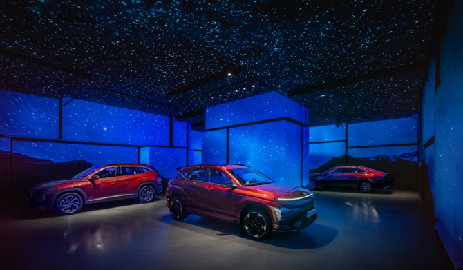 현대 모터스튜디오 하남 내 전시된 얼티메이트 레드 메탈릭(Ultimate Red Metallic) 외장 색상의 투싼, 코나 EV, 쏘나타. ⓒ 현대자동차